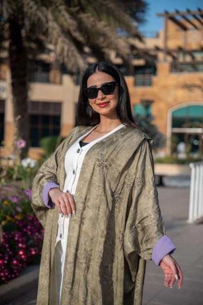 عباية بخام كريب جاكار باللون الفستقي C:IB312