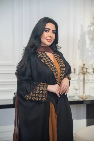 عباية لينن باللون الاسود مع تطريز و تفاصيل باللون الجملي C:IB319