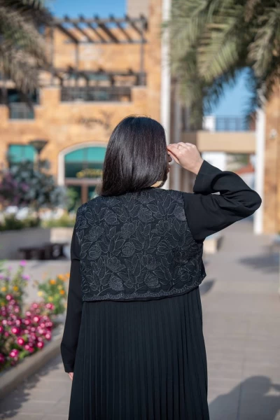 عباية كريب كوبا مع بوليرو دانتيل باللون الاسود C:IB311