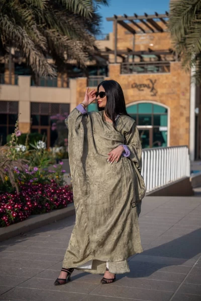 عباية بخام كريب جاكار باللون الفستقي C:IB312